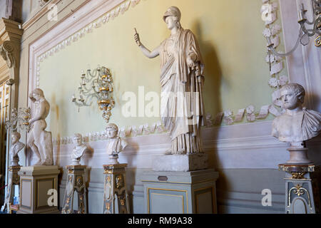 Skulpturen im ersten Stock des Palazzo Pitti, die Häuser der Galerie Palatina und der königlichen und kaiserlichen Apartments. Stockfoto