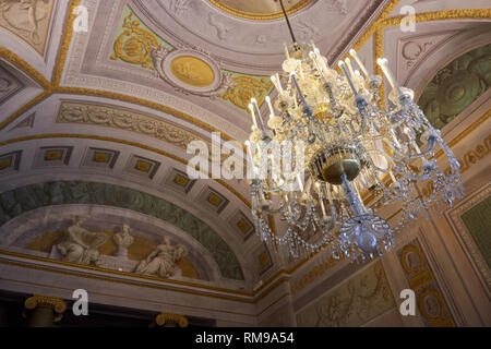 Kronleuchter und Decke im Innenraum im ersten Stock des Palazzo Pitti, die Häuser der Galerie Palatina und der königlichen und kaiserlichen Apartments Stockfoto