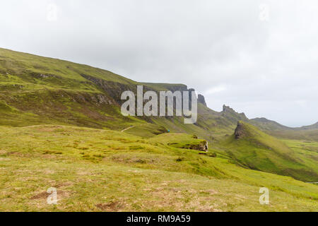 Die quiraing liegt im Norden der Insel Skye auf der Trotternish Ridge. Die Landschaft ist spektakulär und die Felsformationen sind nicht von dieser Welt Stockfoto