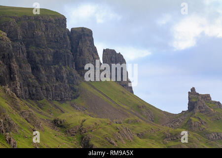 Die quiraing liegt im Norden der Insel Skye auf der Trotternish Ridge. Die Landschaft ist spektakulär und die Felsformationen sind nicht von dieser Welt Stockfoto