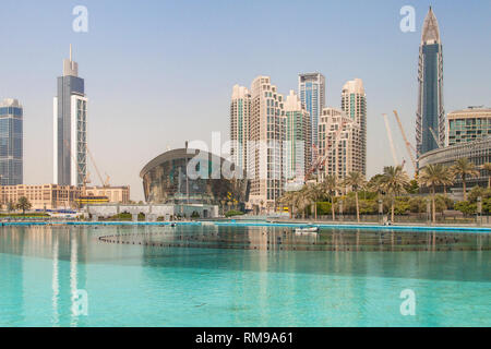 Dubai Oper und See Burj Khalifa, Dubai, Vereinigte Arabische Emirate. Stockfoto