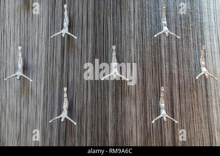 Der Wasserfall in der Dubai Mall, Dubai, Vereinigte Arabische Emirate. Stockfoto