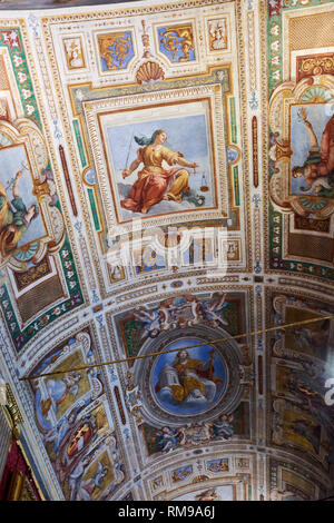 Decke im Innenraum im ersten Stock des Palazzo Pitti, die Häuser der Galerie Palatina und der königlichen und kaiserlichen Apartments. Stockfoto