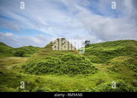 Entdecken Sie die verzauberte geologische Landschaft von Fairy Glen, die aussieht, wie es das Haus könnte zu zauberhafte Feen werden. Es ist auf der Isle of Skye befindet Stockfoto