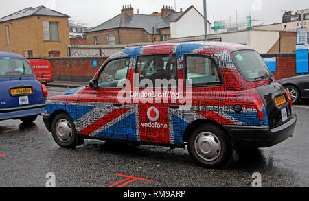 London Taxi, in der Marke Werbung livery Vodafone, Londons Calling, mit Union Flag, Waterloo, Lambeth, South East England, Großbritannien Stockfoto