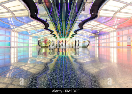 Bewegliche Laufstege, Helmut Jahn-Tunneldurchgang des United Airlines Terminal, Chicago O'Hare International Airport Terminal, Chicago, Illinois, USA Stockfoto