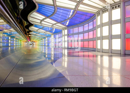 Neon-Kunstinstallation Sky's The Limit, von Michael Hayden, Helmut Jahn Terminal 1, Chicago O'Hare International Airport Terminal, Illinois, USA Stockfoto