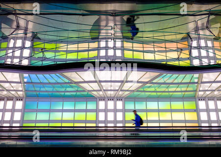 Fluggast, eine Person zu Fuß, Neonlicht-Kunstinstallation, Michael Hayden, Fußgängertunnel, Chicago O'Hare International Airport Terminal, USA Stockfoto