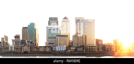 Die Skyline von Canary Wharf, London, mit der Sonne hinter den Büros Dieser fanancial Bezirk Stockfoto