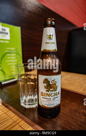 Flasche Singha Bier auf einer Tabelle in ein thailändisches Restaurant in Wath, Rotherham, South Yorkshire, England Stockfoto