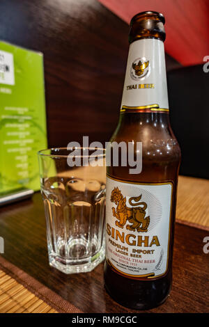 Flasche Singha Bier auf einer Tabelle in ein thailändisches Restaurant in Wath, Rotherham, South Yorkshire, England Stockfoto