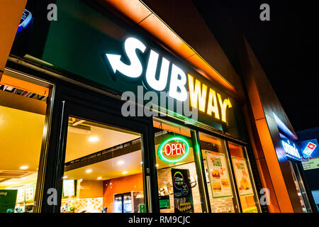 Shop vorne, der U-Bahn in der Nacht öffnen. Die leuchten auf Zeichen der U-Bahn ein Fast-Food-Restaurant Franchise bei Wath, Rotherham, South Yorkshire, England Stockfoto