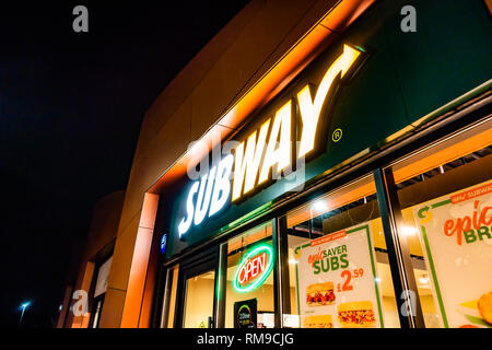 Shop vor der U-Bahn in der Nacht öffnen. Die leuchten auf Zeichen der U-Bahn ein Fast-Food-Restaurant Franchise bei Wath, Rotherham, South Yorkshire Stockfoto