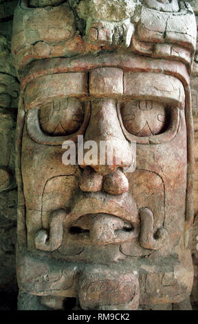 Dies ist eine Nahaufnahme einer von fünf gut erhaltene Stuck Masken zu Ehren des Sonnengottes Maya Kin' ich Ahau an Kohunlich, eine archäologische Stätte auf der Halbinsel Yucatán im Bundesstaat Quintana Roo, Mexiko. Die 6- bis 8-Fuß-hoch (1,8 bis 2,4 m) Masken flankieren die zentrale Treppe des 6. Jahrhunderts Pyramide genannt der Tempel der Masken. Stockfoto