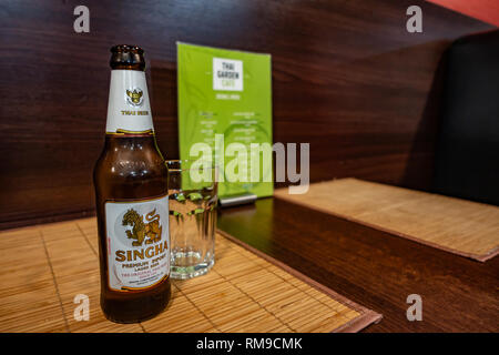 Flasche Singha Bier auf einer Tabelle in ein thailändisches Restaurant in Wath, Rotherham, South Yorkshire, England Stockfoto