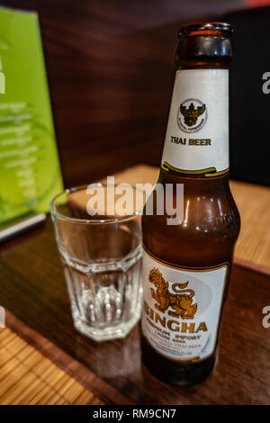 Flasche Singha Bier auf einer Tabelle in ein thailändisches Restaurant in Wath, Rotherham, South Yorkshire, England Stockfoto