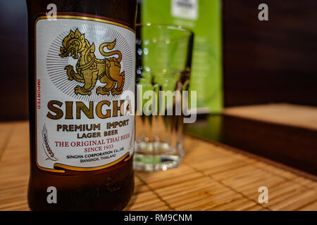 Flasche Singha Bier auf einer Tabelle in ein thailändisches Restaurant in Wath, Rotherham, South Yorkshire, England Stockfoto