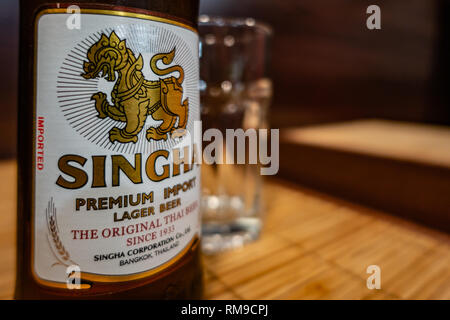 Flasche Singha Bier auf einer Tabelle in ein thailändisches Restaurant in Wath, Rotherham, South Yorkshire, England Stockfoto