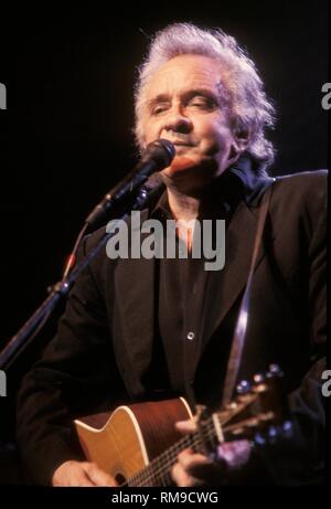 Grammy Award winning Sänger und Songschreiber Johnny Cash wird angezeigt, auf der Bühne mit dem Land super Gruppe die Straßenräuber. Stockfoto