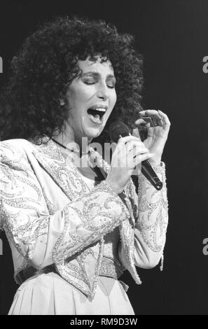 Cher, geboren Cherilyn Sarkisian, ist auf der Bühne Auf der Bühne während einer "live"-Konzert Auftritt gezeigt. Stockfoto