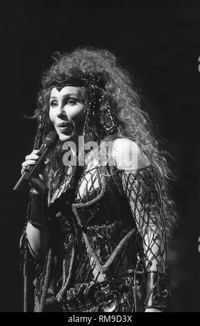 Cher, geboren Cherilyn Sarkisian, ist auf der Bühne Auf der Bühne während einer "live"-Konzert Auftritt gezeigt. Stockfoto