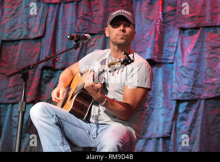 Country Music Artist Kenny Chesney wird gezeigt auf der Bühne während eines 'live' conert Aussehen in den landwirtschaftlichen Beihilfen im Jahr 2008. Stockfoto