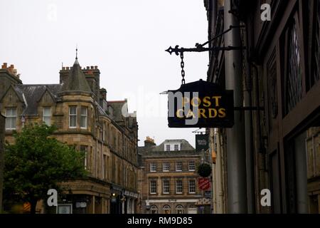 Postkarten, alte hölzerne Zeichen von St Andrews Bürger Buchladen auf der Church Street. Fife, Schottland, Großbritannien. Stockfoto