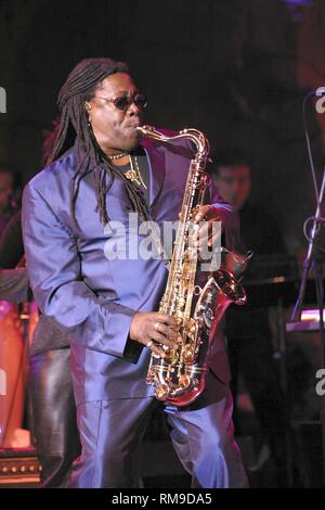 Saxophonist Clarence Clemmons ist vor seiner eigenen Band während einer "live"-Konzert Performance gezeigt. Stockfoto