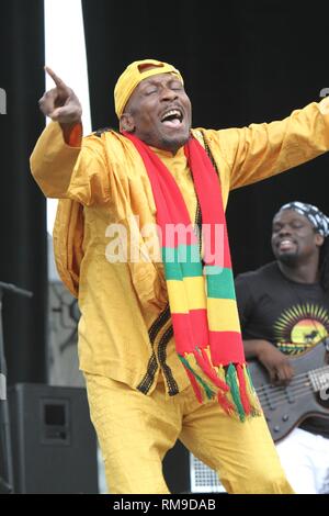 Jamaikanischer reggae Sänger, Musiker und Schauspieler, Jimmy Cliff ist dargestellt auf der Bühne während der "Live"-Konzert aussehen. Stockfoto