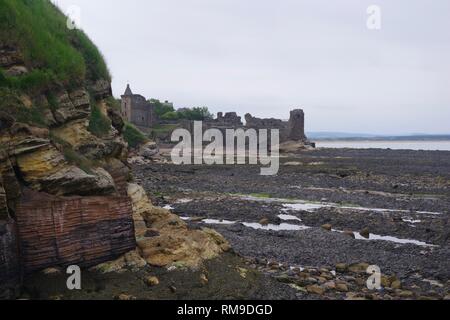 Ikonische Ruine von St. Andrew's Schloss durch die Nordsee. Fife, Schottland, Großbritannien. Stockfoto