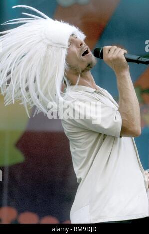 Sänger Jason 'Jay' Kay von Jamiroquai, der Grammy Award-winning Englisch acid jazz-funk-soul-disco Band, gezeigt auf der Bühne während der Woodstock '99. Stockfoto