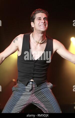 Sänger Perry Farrell ist dargestellt auf der Bühne während einer "live"-Konzert Auftritt mit Jane's Addiction. Stockfoto