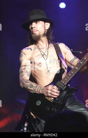 Gitarrist Dave Navarro von Janes Neigung dargestellt auf der Bühne während einer "live"-Konzert aussehen. Stockfoto