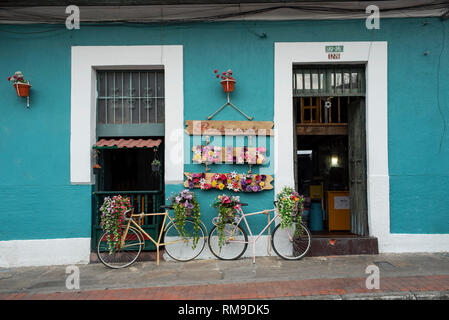 Verzierte Fassade des Restaurants in La Candelaria, der Altstadt von Bogotá, Kolumbien. Sep 2018 Stockfoto