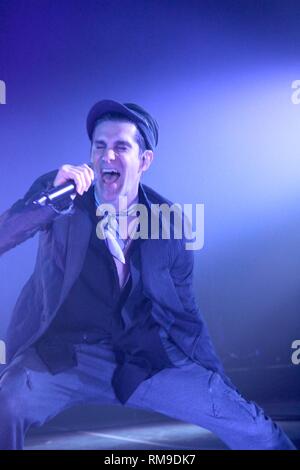 Sänger Perry Farrell ist dargestellt auf der Bühne während einer "live"-Konzert Auftritt mit Jane's Addiction. Stockfoto