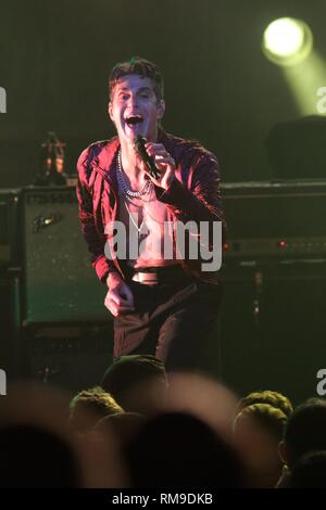 Sänger Perry Farrell ist dargestellt auf der Bühne während einer "live"-Konzert Auftritt mit Jane's Addiction. Stockfoto