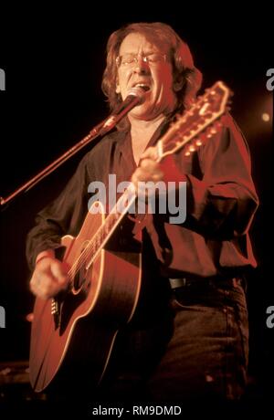 Gitarrist, Sänger und Songwriter Paul Kantner der Jefferson Starship ist dargestellt auf der Bühne während einer "live"-Konzert aussehen. Stockfoto