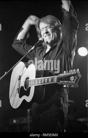 Gitarrist, Sänger und Songwriter Paul Kantner der Jefferson Starship ist dargestellt auf der Bühne während einer "live"-Konzert aussehen. Stockfoto