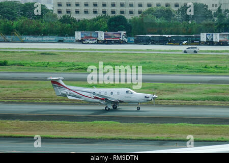 Manila, Philippinen - Dec 4, 2018. Eine Pilatus PC-12 NG Private Jet das Rollen auf die Piste NAIA Flughafen von Manila (MNL). Stockfoto