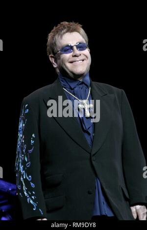 Sänger, Songwriter, Komponist und Pianist. Sir Elton Hercules John ist dargestellt auf der Bühne während einer "live"-Konzert aussehen. Stockfoto