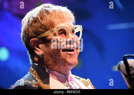 Musiker Elton John wird gezeigt auf der Bühne während seiner' Konzert tour Abschied Yellow Brick". Stockfoto