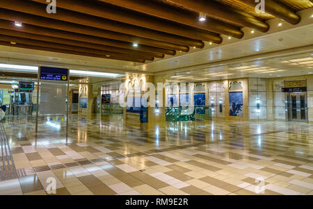 Dubai, VAE - Dec 5, 2018. Innenraum der Metro Station in Dubai. Bis zum Jahr 2016, die Dubai Metro war die weltweit längste fahrerlose U-Bahn Netz (75 km). Stockfoto