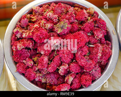 Rose Getrocknete Blüten am Gewürzmarkt in Dubai, VAE. Stockfoto