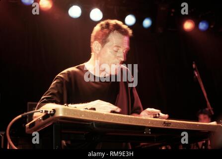 Englische Musiker, Komponist, Arrangeur, Produzent und Multi-instrumentalist John Paul Jones gezeigt wird, ist auf der Bühne während einer "live"-Konzert aussehen. Stockfoto