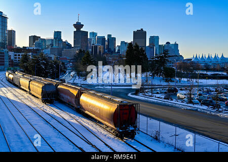 Güterzug Autos am Abstellgleis im Winter, Vancouver, British Columbia, Kanada Stockfoto