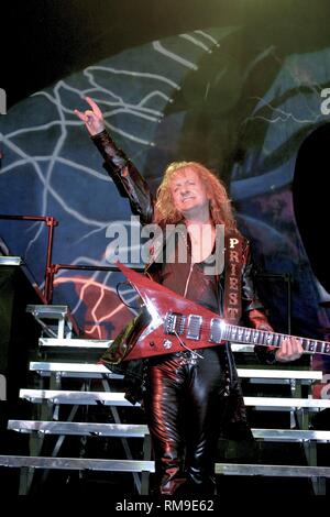 Gitarrist K.K. Downing der Englischen Heavy Metal Band Judas Priest ist dargestellt auf der Bühne während einer "live"-Konzert aussehen. Stockfoto