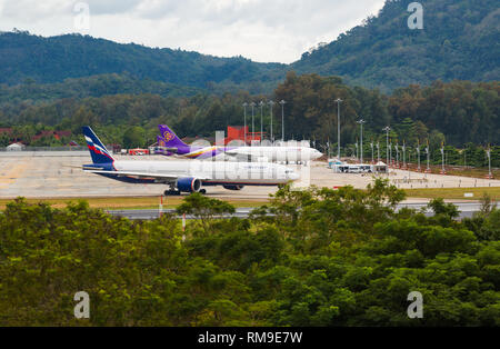 Boeing 777 auf der Start- und Landebahn Stockfoto