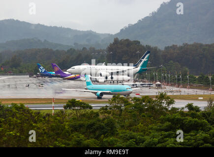 Start Flugzeuge im tropischen Regenwald Stockfoto