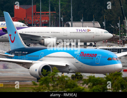 Dreamliner Thomson auf der Start- und Landebahn Stockfoto