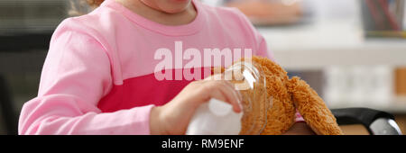 Glückliches Kind macht Inhalation zu Hause für Stockfoto